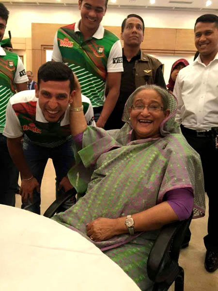 প্রধানমন্ত্রীর সঙ্গে জাতীয় দলের ক্রিকেটার নাসির, তাসকিন। শনিবার প্রধামন্ত্রীর কার্যালয়ে মধ্যাহ্নভোজে। ছবি : ফেসবুক থেকে