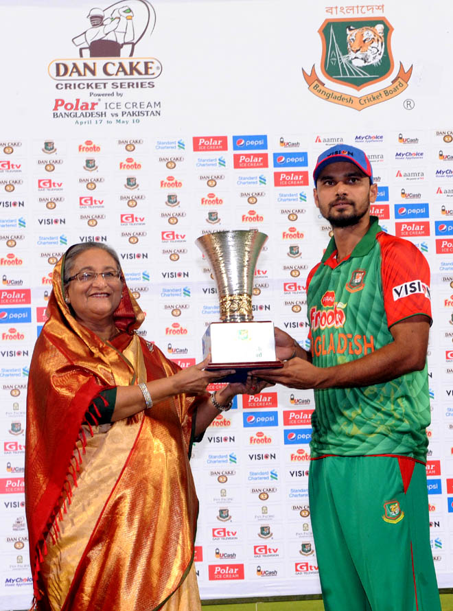 গতকাল শুক্রবার শের-এ-বাংলা জাতীয় স্টেডিয়ামে বিজয়ী টাইগার অধিনায়কের হাতে ট্রফি তুলে দেন প্রধানমন্ত্রী শেখ হাসিনা।