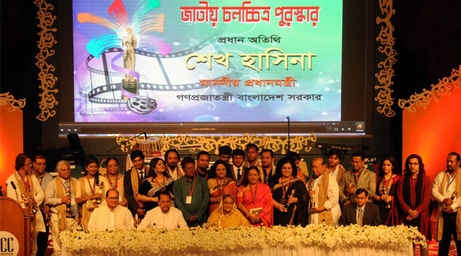শনিবার রাজধানীর বঙ্গবন্ধু আন্তর্জাতিক সম্মেলন কেন্দ্রে জাতীয় চলচ্চিত্র পুরস্কার-২০১৩ বিতরণী অনুষ্ঠানে পুরস্কার তুলে দেন প্রধানমন্ত্রী শেখ হাসিনা।