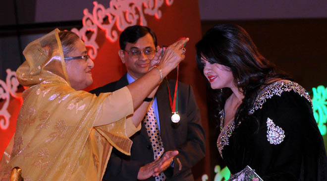 শনিবার রাজধানীর বঙ্গবন্ধু আন্তর্জাতিক সম্মেলন কেন্দ্রে জাতীয় চলচ্চিত্র পুরস্কার-২০১৩ বিতরণী অনুষ্ঠানে পুরস্কার তুলে দেন প্রধানমন্ত্রী শেখ হাসিনা।