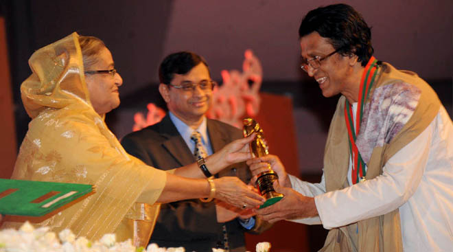 শনিবার রাজধানীর বঙ্গবন্ধু আন্তর্জাতিক সম্মেলন কেন্দ্রে জাতীয় চলচ্চিত্র পুরস্কার-২০১৩ বিতরণী অনুষ্ঠানে পুরস্কার তুলে দেন প্রধানমন্ত্রী শেখ হাসিনা।
