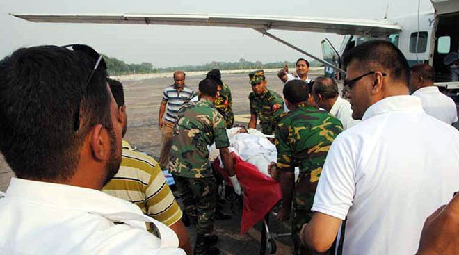 আহত প্রশিক্ষক সাঈদ কামালকে বুধবার বিকেলে এয়ার এ্যাম্বুলেন্সে করে ঢাকার সম্মিলিত সামরিক হাসপাতালে (সিএমএইচ) স্থানান্তর করা হয়।