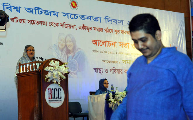 আজ বৃহস্পতিবার বিশ্ব অটিজম সচেতনতা দিবস উপলক্ষে আয়োজিত এক অনুষ্ঠানে প্রধানমন্ত্রীর মঞ্চের সামনে দিয়ে পুরো সময় এই অটিস্টিক কিশোরকে হাতাহাতি করতে দেখা যায়। এসএসফ প্রথমে বাঁধা দিলেও প্রধানমন্ত্রী বলেন,“ও হাঁটছে, ওকে ওর মত হাঁটতে দাও”।
