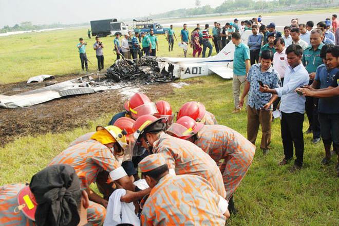 বুধবার দুপুরে রাজশাহীর শাহ মুখদুম বিমানবন্দরের রানওয়েতে বাংলাদেশ ফ্লাইং একাডেমির প্রশিক্ষণ বিমান সেসনা-১৫২ বিধ্বস্ত হয়ে নিহত হয়েছেন প্রশিক্ষণার্থী পাইলট তামান্না ইসলাম। ছবি- ফোকাস বাংলা