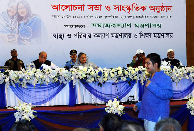আজ বৃহস্পতিবার বিশ্ব অটিজম সচেতনতা দিবস উপলক্ষে আয়োজিত এক অনুষ্ঠানে প্রধানমন্ত্রীর মঞ্চের সামনে দিয়ে পুরো সময় এই অটিস্টিক কিশোরকে হাতাহাতি করতে দেখা যায়। এসএসফ প্রথমে বাঁধা দিলেও প্রধানমন্ত্রী বলেন,“ও হাঁটছে, ওকে ওর মত হাঁটতে দাও”।