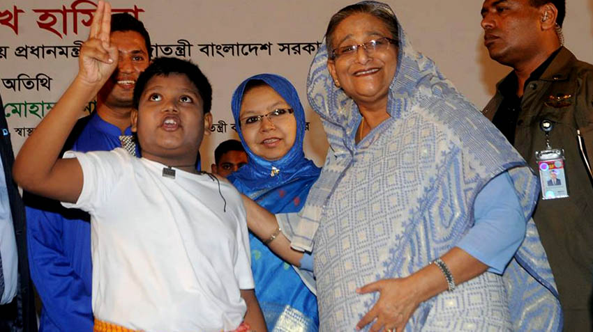 আজ বৃহস্পতিবার বিশ্ব অটিজম সচেতনতা দিবস উপলক্ষে আয়োজিত এক অনুষ্ঠান শেষে প্রধানমন্ত্রী চলে যাবার সময় এই বুদ্ধি প্রতিবন্ধী প্রধানমন্ত্রীর দৃষ্টি আকর্ষণ করলে প্রধানমন্ত্রী শেখ হাসিনা দাড়িয়ে তাকে এবং টার সাথে কিছু সময় কাটান।