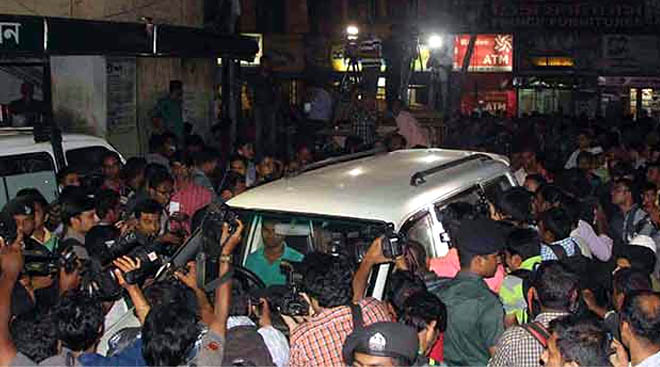 কামারুজ্জামানের সঙ্গে দেখা করতে ঢাকা কেন্দ্রীয় কারাগারে গেছেন তার পরিবারের সদস্যরা।