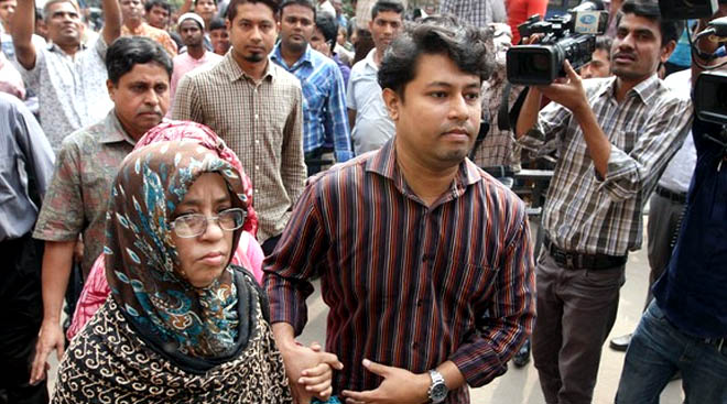 গত ৫ নভেম্বর ২০১৪ তে কামারুজ্জামানের সঙ্গে দেখা করে তাঁর পরিবার। ফাইল ছবি