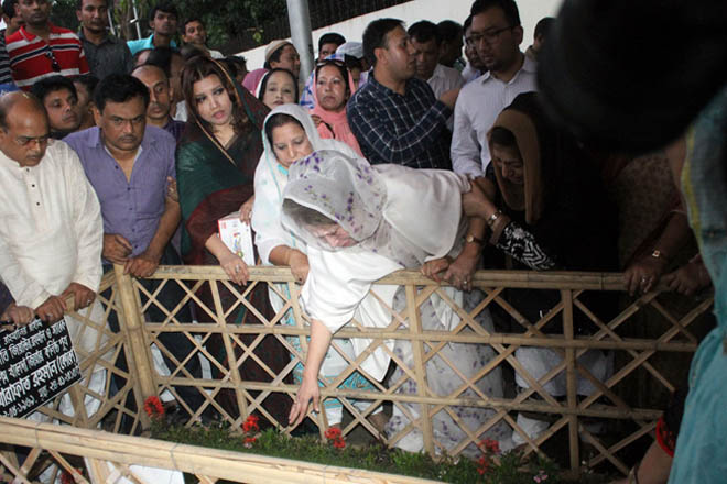 দাফনের পর এই প্রথম আজ সোমবার বিকেলে কোকোর কবর জিয়ারত করেন খালেদা জিয়া।