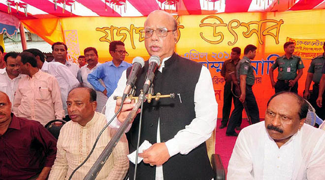 বগুড়ার শিবগঞ্জে আমতলী মডেল স্কুলের যুগপূর্তি অনুষ্ঠানে বক্তব্য শেষে সাংবাদিকদের সঙ্গে কথা বলেন স্বাস্থ্যমন্ত্রী মোহাম্মদ নাসিম। ছবি : ফোকাস বাংলা
