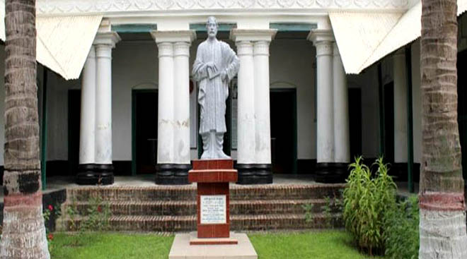 নওগাঁর আত্রাই উপজেলার মনিয়ারী ইউনিয়নে পতিসরে বিশ্বকবি রবীন্দ্রনাথ ঠাকুরের কুঠিবাড়ি