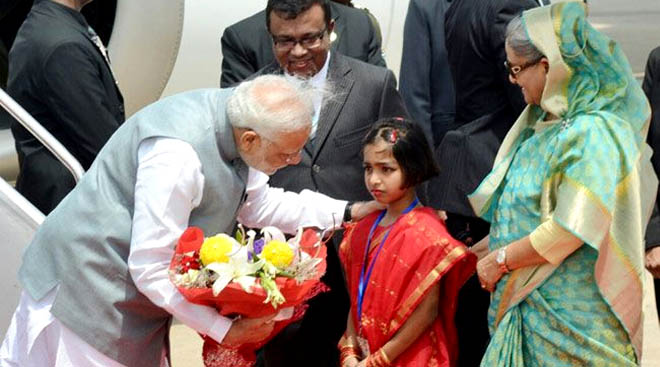 হযরত শাহজালাল বিমানবন্দরে ভারতের প্রধানমন্ত্রীকে ফুলেল শুভেচ্ছা বাংলাদেশের প্রধানমন্ত্রীর। ছবি : ইয়াসিন কবির জয়, ফোকাস বাংলা