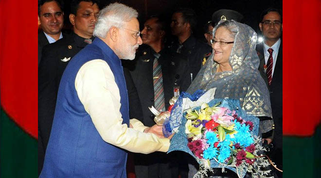 প্রধানমন্ত্রী শেখ হাসিনা আজ রোববার রাতে হযরত শাহজালাল আন্তর্জাতিক বিমানবন্দরে ভারতের প্রধানমন্ত্রী নরেন্দ্র মোদিকে ফুল দিয়ে বিদায়ী শুভেচ্ছা জানান। ছবি : ফোকাস বাংলা