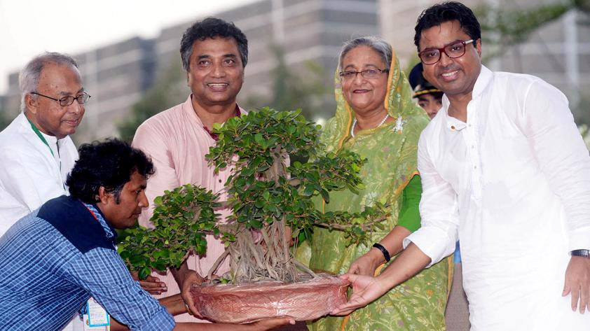 সোমবার বিকেলে জাতীয় সংসদ ভবনের দক্ষিণ প্লাজায় ঢাকার দুই সিটি করপোরেশনের পক্ষ থেকে দেওয়া নাগরিক সংবর্ধনা অনুষ্ঠানে প্রধানমন্ত্রী শেখ হাসিনা